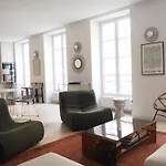 Apartment Beautiful Bright Near Champs Elysees *