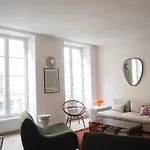 Apartment Beautiful Bright Near Champs Elysees *