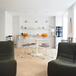 Apartment Beautiful Bright Near Champs Elysees Paris