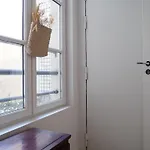 Apartment Beautiful Bright Near Champs Elysees Paris