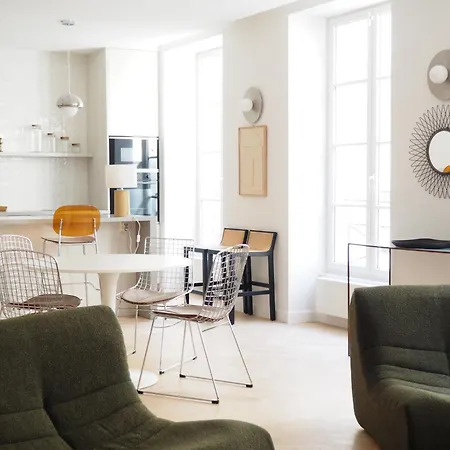 Apartment Beautiful Bright Near Champs Elysees