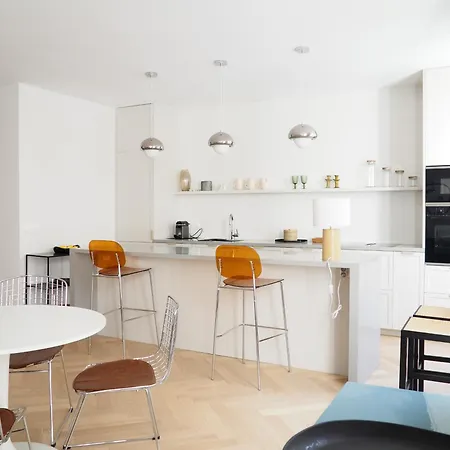 Beautiful Bright Near Champs Elysees Apartment