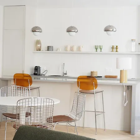 Beautiful Bright Near Champs Elysees Apartment