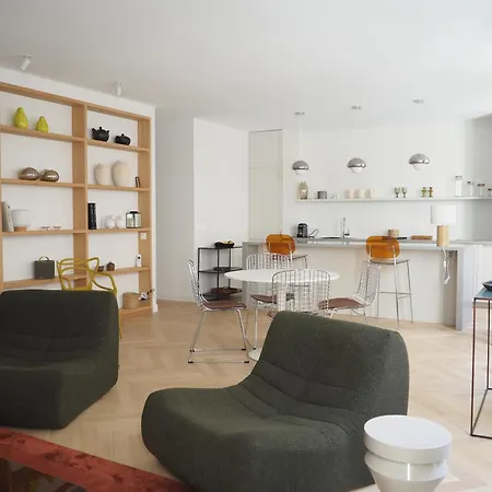 Apartment Beautiful Bright Near Champs Elysees