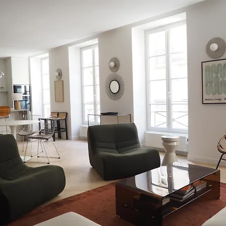 Apartment Beautiful Bright Near Champs Elysees